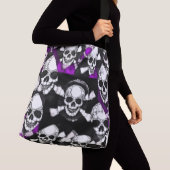 紫色の黒いスカルの金属 クロスボディバッグ (クローズアップ)