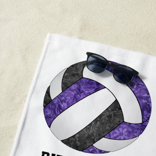 紫色の黒いチームカラーのガーリーバレーボール模様 ビーチタオル (インサイチュ)