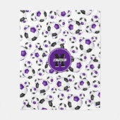 紫色の黒いチームカラーのサッカーボール フリースブランケット (正面)