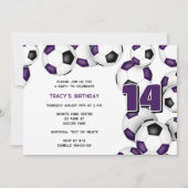 紫色の黒いチームカラーサッカーボールスポーツパーティー 招待状 (正面)