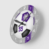 紫色の黒いチーム色のサッカーストライプ選手 ラウンド壁時計 (傾斜)