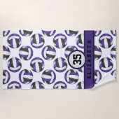 紫色の黒いバレーボールチームのカラーギフト ビーチタオル (正面)