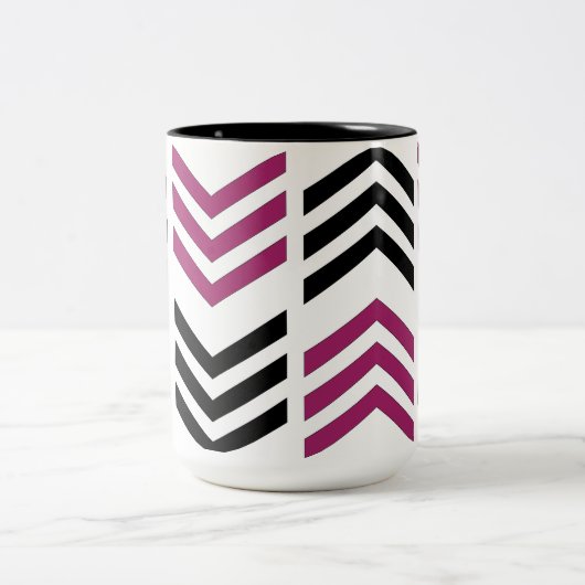 紫色の黒い山形の幾何学的パターン ツートーンマグカップ (中央)