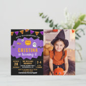 紫色の黒ハロウィーンスプーク誕生日写真 招待状 (スタンド正面)