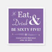 紫色のEat Drink Be Sixty Five レトロな65歳の誕生日 スタンダードカクテルナプキン (正面)