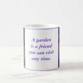 紫色のFoxglovesの反射のマグ コーヒーマグカップ (中央)