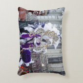 紫色のMardis Grasのズールー王 アクセントクッション (正面(垂直))