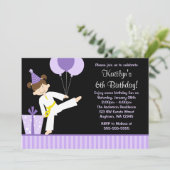紫色はテコンドーの空手の女の子の誕生日を風船のようにふくらませます 招待状 (スタンド正面)