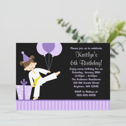 紫色はテコンドーの空手の女の子の誕生日を風船のようにふくらませます 招待状 (スタンド正面)