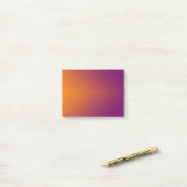 紫色へのシンプルなオレンジ ポストイット (デスク上)