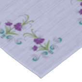 紫色よくはしゃぐの花とタンブルティール（緑がかった色）渦巻き旋回60x104 テーブルクロス (アングル)