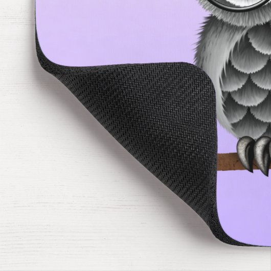 紫色ガラスを持つかわいく柔らかい灰色のフクロウ マウスパッド (コーナー)