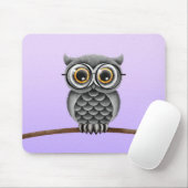 紫色ガラスを持つかわいく柔らかい灰色のフクロウ マウスパッド (マウス)