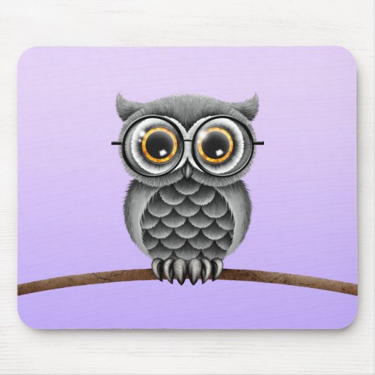 紫色ガラスを持つかわいく柔らかい灰色のフクロウ マウスパッド (正面)
