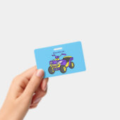 紫色クアッドバイクの漫画イラスト バッジ (手持ち)