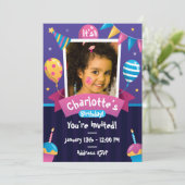 紫色バースデー ケーキと風船の招待状 招待状 (スタンド正面)