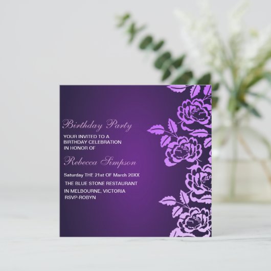 紫色及び白い花の誕生日の招待状は上がりました 招待状 (スタンド正面)