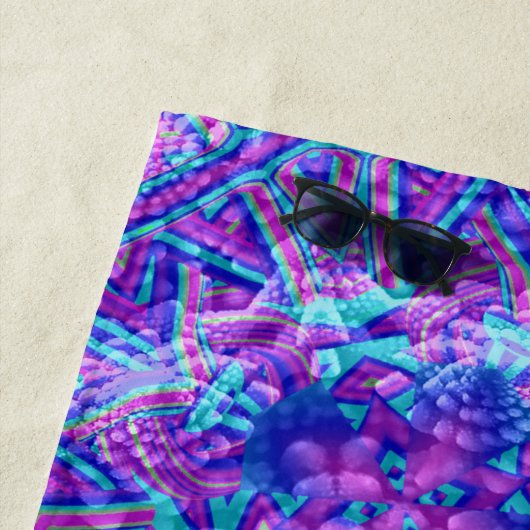 紫色及び青のヴィンテージのフラクタルの万華鏡のように千変万化するパターン ビーチタオル (インサイチュ)