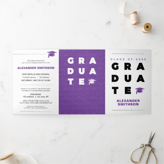 紫色太文字の卒業文字と帽子 卒業式 三つ折り案内状 (外部)