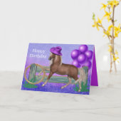 紫色帽子と風船の馬の誕生日おめでとう カード (黄色い花)