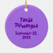 紫色私の初めてのクリスマスのカスタムな写真の名前猫 セラミックオーナメント (裏面)