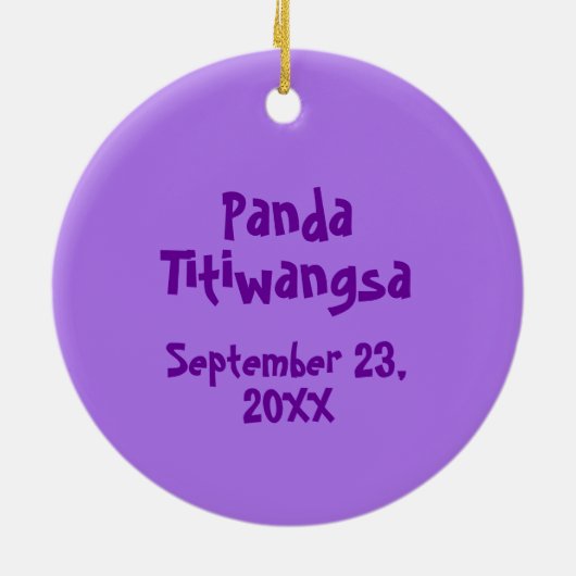 紫色私の初めてのクリスマスのカスタムな写真の名前猫 セラミックオーナメント (裏面)