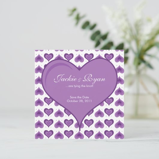 紫色結婚式招待状のかわいいハート セーブザデート (スタンド正面)