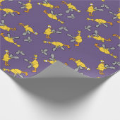 紫色鶏およびチェーンソー ラッピングペーパー (角)