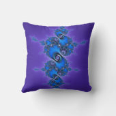 紫色-ジュリアのきらめくフラクタルの青いアラベスク クッション (裏面)