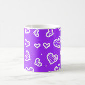紫芸術的上のハートのシームレスなパターン コーヒーマグカップ (中央)