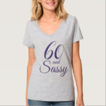 紫60とサッシー誕生日ギフト Tシャツ<br><div class="desc">60祝歳のスタイルでシックな紫エレガントの60歳の誕生日デザイン。単語60, sassyはスクリプトとタイポグラフィを用いてモダン設定される。出迎えセットやパーティー用品、ギフトなどマッチ商品は当店でご利用いただけます。何もし救済も連絡お店を通して60歳の誕生日救済パーティーを素晴らしいイベントに！</div>