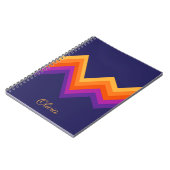 紫、オレンジ、黄色のレトロなジグザグデザイン ノートブック (左側)