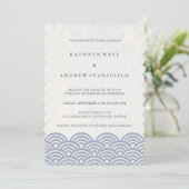 紫+白の様式化された波のエレガントビーチ結婚式 招待状 (スタンド正面)