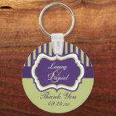 紫、緑、白のストライプの結婚式の引き出物 キーホルダー (正面)