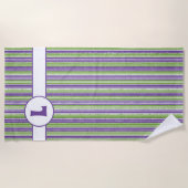 紫、緑、白のモストライプノグラム ビーチタオル (正面)