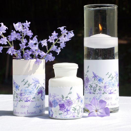 紫、青のバラセンターピースの折り返しラのまわりにベル ポスター