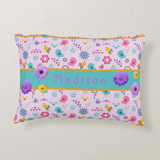 紫、黄、ティール（緑がかった色）小さな女の子パーソナライズされた アクセントクッション (裏面)