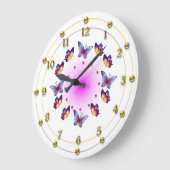 累進的なクリームおよびピンクの蝶 ラージ壁時計 (傾斜)
