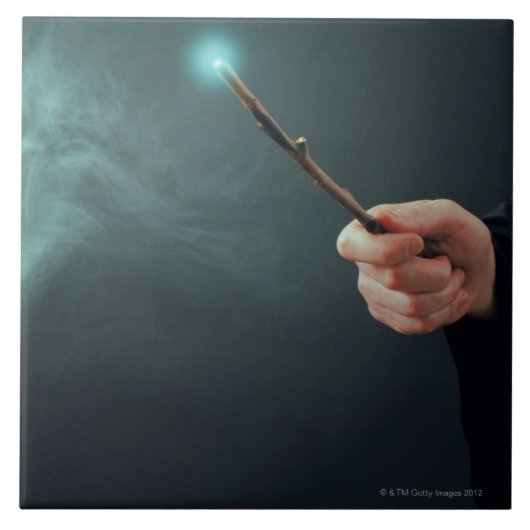 細い棒との魔法を作っているファンタジーの魔法使い タイル (正面)