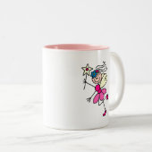 細い棒のマグを持つピンクの天使の妖精 ツートーンマグカップ (正面右)