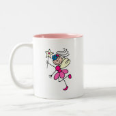 細い棒のマグを持つピンクの天使の妖精 ツートーンマグカップ (左)