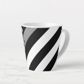 細い灰色の線修正フラグモノグラム名 カフェラテマグ (右アングル)