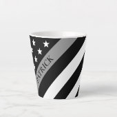 細い灰色の線修正フラグモノグラム名 カフェラテマグ (正面)