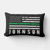 細い緑の線のスタイルが付いたアメリカ国旗名前をカスタムする ランバークッション (正面)