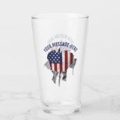 細断され、裂かれ、引き裂かれたアメリカ国旗のガラス タンブラーグラス (裏面)