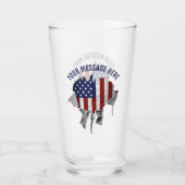 細断され、裂かれ、引き裂かれたアメリカ国旗のガラス タンブラーグラス (正面)