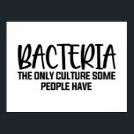 細菌おもしろい微生物学引用文 ポスター<br><div class="desc">生物学者おもしろい、微生物学者の引用文ことわざ「バクテリアは人々が持っている唯一の文化である」こ表現の冗談デザインと一緒に専攻のはユーモアのある、科学者、微生物学者、生物学者、先生。パパ、母、妹、友人、兄、叔母、叔父、同僚のための完璧なギフト…</div>