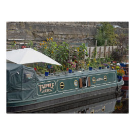 細長いボートと花園 ポスター