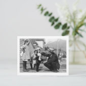 紳士と子供たち、クマの子とリードで遊ぶ ポストカード (スタンド正面)