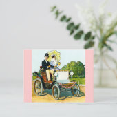 紳士と彼の女性が車で行く – ヴィンテージ ポストカード (スタンド正面)